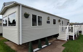 3 Bedroom Stylish Caravan - Vans With Business Sign Not Allowed